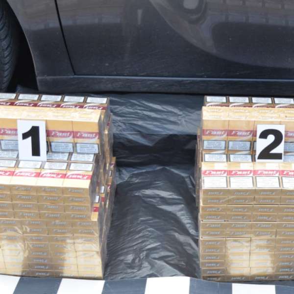 Țigări de contrabandă și o armă neletală, descoperite de polițiștii de frontieră tulceni