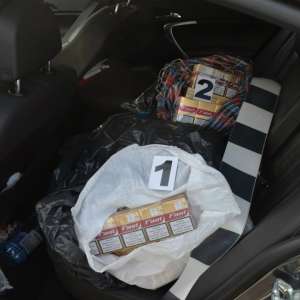 Țigări de contrabandă și o armă neletală,  descoperite de polițiștii de frontieră tulceni