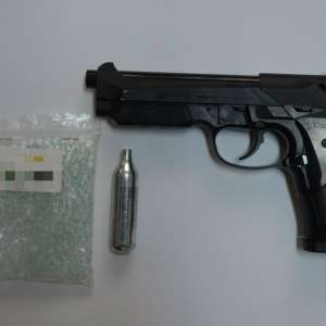 Țigări de contrabandă și o armă neletală,  descoperite de polițiștii de frontieră tulceni