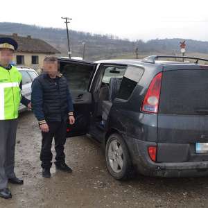 Mașină plină cu țigări și un cetățean ucrainean reținut de polițiștii de frontieră