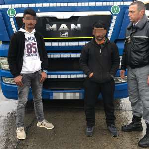 Doi afgani, ascunși printre piese auto, depistaţi la P.T.F. Giurgiu