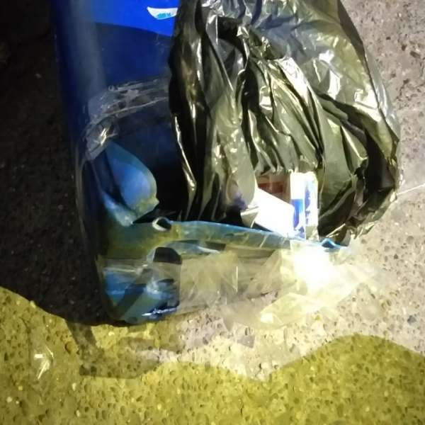 Ţigări de contrabandă disimulate în canistre, confiscate la frontieră