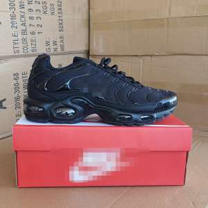 Mii de perechi de încălţăminte, în valoare de peste 1.100.000 euro, dacă ar fi fost originale, confiscate la P.T.F. Giurgiu