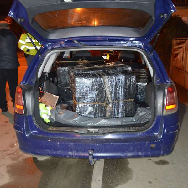 Cetățean român cercetat pentru contrabandă și 6.500 pachete cu țigări confiscate