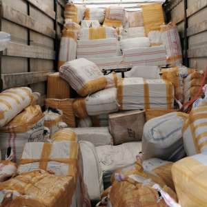 Peste 33.500 de articole susceptibile a fi contrafăcute, descoperite într-un automarfar la P.T.F. Nădlac II