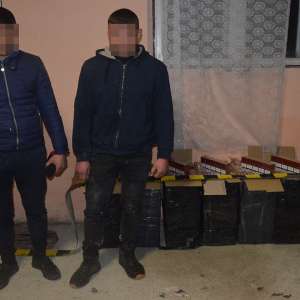 Doi ucraineni și un român cercetați pentru contrabandă și peste 7.000 pachete cu țigări confiscate