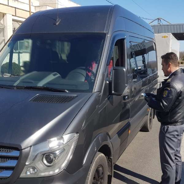 Conducători de vehicule fără permise de conducere corespunzătoare, depistaţi la controlul de frontieră