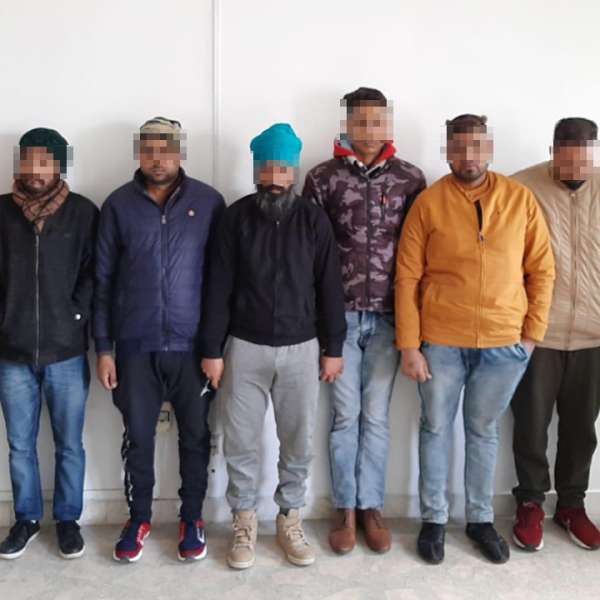 Opt cetăţeni din India ascunşi într-un automarfar, depistați la P.T.F. Nădlac II
