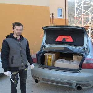 Sistem de închidere al portbagajului modificat pentru a ascunde țigări în valoare de 29.000 lei