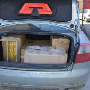 Sistem de închidere al portbagajului modificat pentru a ascunde țigări în valoare de 29.000 lei