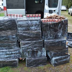 Un autoturism încărcat cu 7.000 de pachete cu țigări confiscat de polițiștii de frontieră maramureșeni