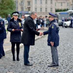 Emblema de onoare a MAI pentru subcomisarul de poliție Gheorghe-Daniel Bădița, subcomisar de poliție Ciprian Apostu și agent șef adjunct de poliție Spirea Gheorghe Nicolae