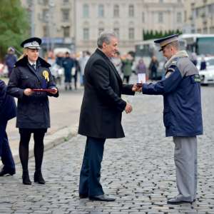 Emblema de onoare a MAI pentru subcomisarul de poliție Gheorghe-Daniel Bădița, subcomisar de poliție Ciprian Apostu și agent șef adjunct de poliție Spirea Gheorghe Nicolae
