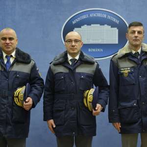 Emblema de onoare a MAI pentru subcomisarul de poliție Gheorghe-Daniel Bădița, subcomisar de poliție Ciprian Apostu și agent șef adjunct de poliție Spirea Gheorghe Nicolae