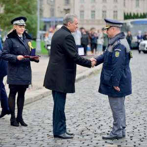 Emblema de onoare a MAI pentru subcomisarul de poliție Gheorghe-Daniel Bădița, subcomisar de poliție Ciprian Apostu și agent șef adjunct de poliție Spirea Gheorghe Nicolae