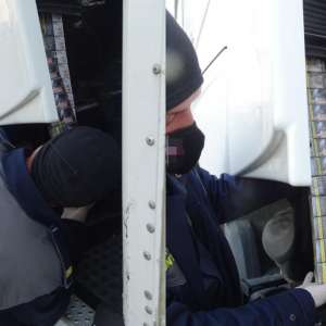 Ţigări ascunse în cabina unui autocamion, descoperite de poliţiştii de frontieră în P.T.F. Calafat