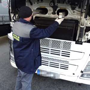 Ţigări ascunse în cabina unui autocamion, descoperite de poliţiştii de frontieră în P.T.F. Calafat