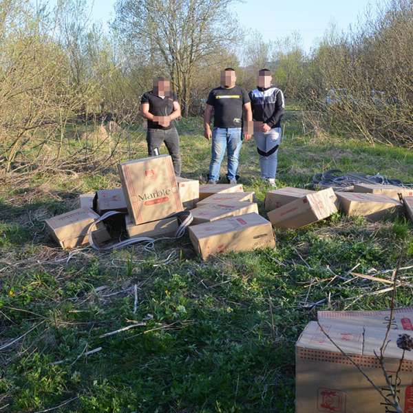 Trei cetățeni români cercetați pentru contrabandă și peste 15.000 pachete țigări confiscate la frontiera de nord