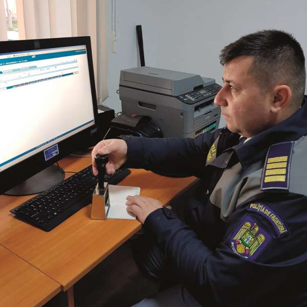 Toţi copiii îşi întreabă mama la un moment dat în copilăria lor: „Mama, ce este acela….un poliţist?”