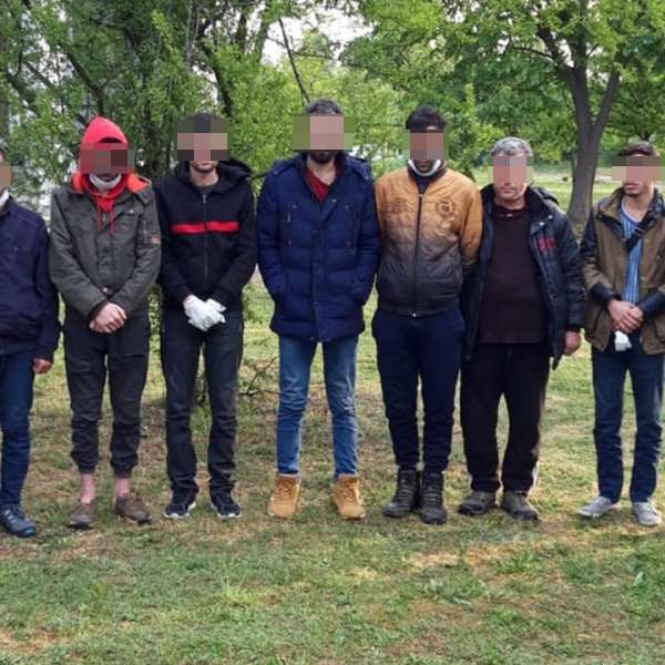 Cetățeni sirieni depistați ascunși într-o autoutilitară