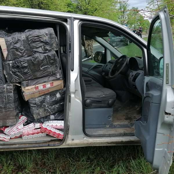 Aproximativ 30.000 pachete cu țigări descoperite la granița cu Ucraina