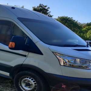 Ford Tranzit căutat de autorităţile din Marea Britanie, descoperit în Iaşi