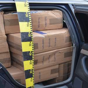 Un cetățean român reținut și 23.000 pachete cu țigări de contrabandă  confiscate de poliţiştii de frontieră