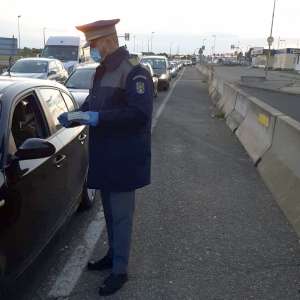 Doi polițiști de frontieră în misiune la P.T.F. Hegyeshalom - Nikelsdorf, de la graniţa ungaro-austriacă