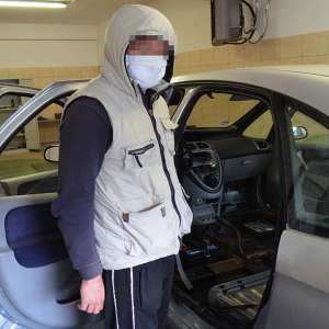 Autoturism încărcat cu țigări de contrabandă, depistat de poliţiştii de frontieră