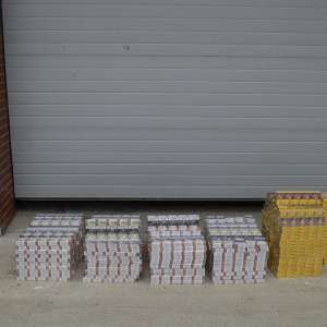 Autoturism încărcat cu țigări de contrabandă, depistat de poliţiştii de frontieră