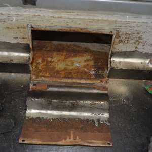 Autoturism încărcat cu țigări de contrabandă, depistat de poliţiştii de frontieră