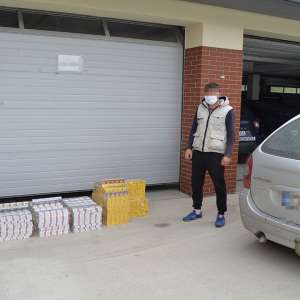 Autoturism încărcat cu țigări de contrabandă, depistat de poliţiştii de frontieră