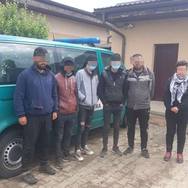 Doi cetăţeni români, cercetați pentru trafic de migranţi