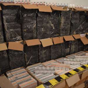 Aproximativ 38.500 de pachete cu țigări de contrabandă, confiscate la frontiera de nord a României