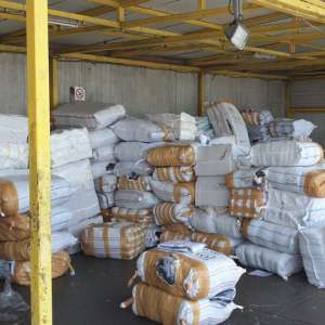 Aproximativ 600 de colete cu bunuri contrafăcute, confiscate în Portul Constanţa Sud Agigea