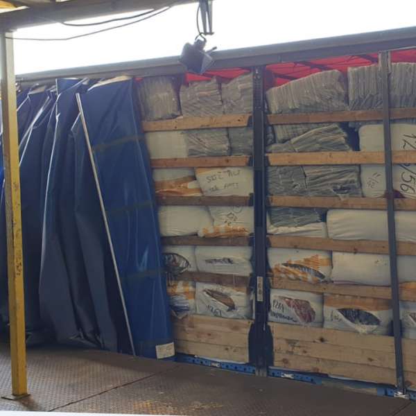 Aproximativ 600 de colete cu bunuri contrafăcute, confiscate în Portul Constanţa Sud Agigea
