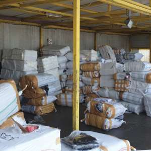 Aproximativ 600 de colete cu bunuri contrafăcute, confiscate în Portul Constanţa Sud Agigea