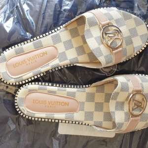 Aproximativ 600 de colete cu bunuri contrafăcute, confiscate în Portul Constanţa Sud Agigea