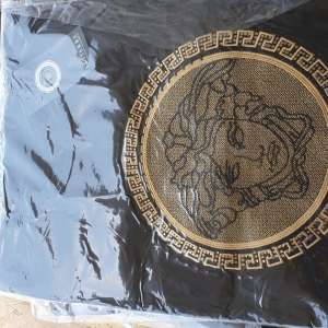 Aproximativ 600 de colete cu bunuri contrafăcute, confiscate în Portul Constanţa Sud Agigea