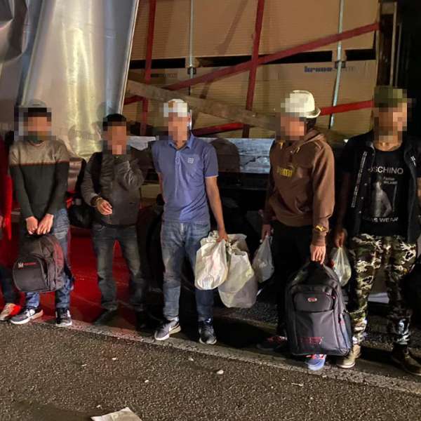 Opt cetăţeni din Vietnam ascunşi într-un automarfar, depistați la P.T.F. Nădlac II 