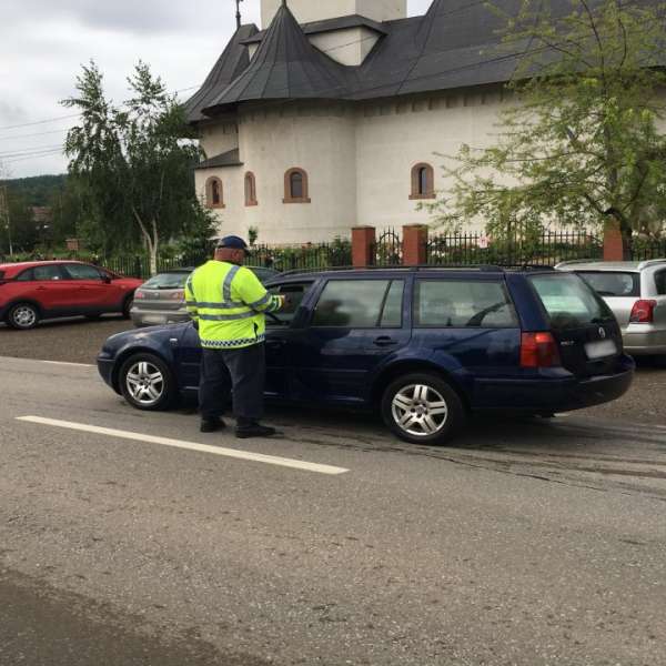 La cumpărături cu autoturismul, deşi nu deţinea permis de conducere