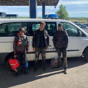 Trei cetățeni străini, depistaţi la frontiera de vest