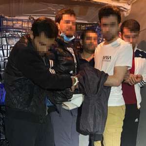 Cinci cetăţeni asiatici, depistați ascunşi într-o autoutilitară încărcată cu lipii