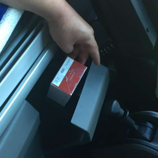 Ţigări de contrabandă ascunse în cabina unui camion, confiscate la frontieră