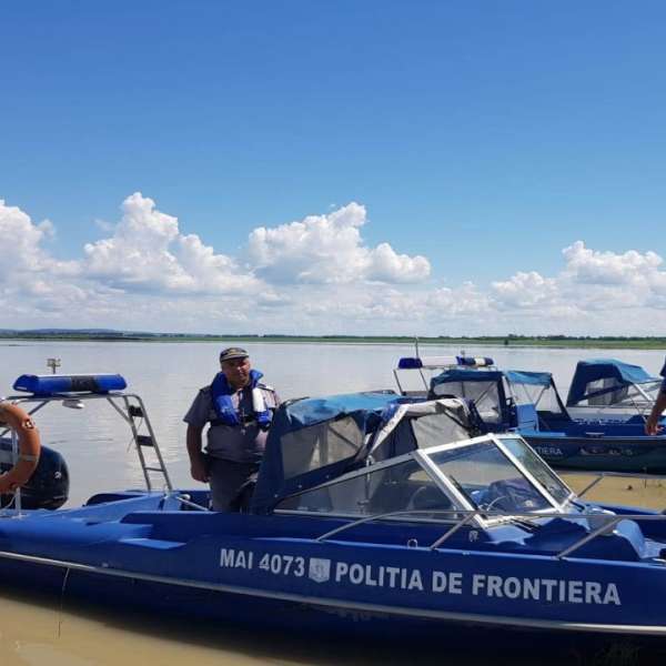 Sute de metri de plasă monofilament eliminată din Prut de polițiștii de frontieră