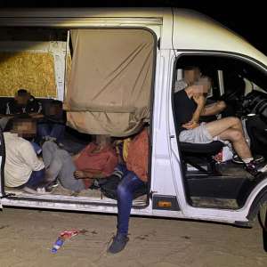 Două călăuze și 33 de cetățeni din Siria, Somalia și Libia  opriți la frontiera cu Ungaria