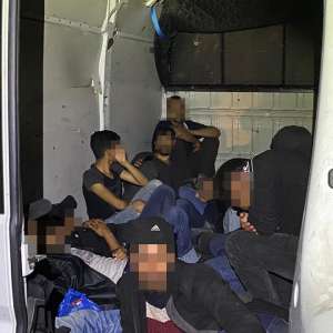 Două călăuze și 33 de cetățeni din Siria, Somalia și Libia  opriți la frontiera cu Ungaria