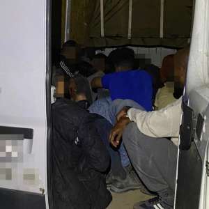 Două călăuze și 33 de cetățeni din Siria, Somalia și Libia  opriți la frontiera cu Ungaria