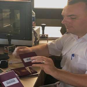 Doi urmăriţi intarnațional, reţinuţi la frontiera de vest