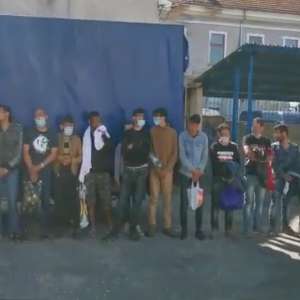 23 de cetățeni din Siria, Palestina și Egipt, descoperiți într-o autoutilitară